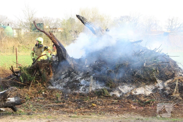 Berg snoeiafval vliegt in brand