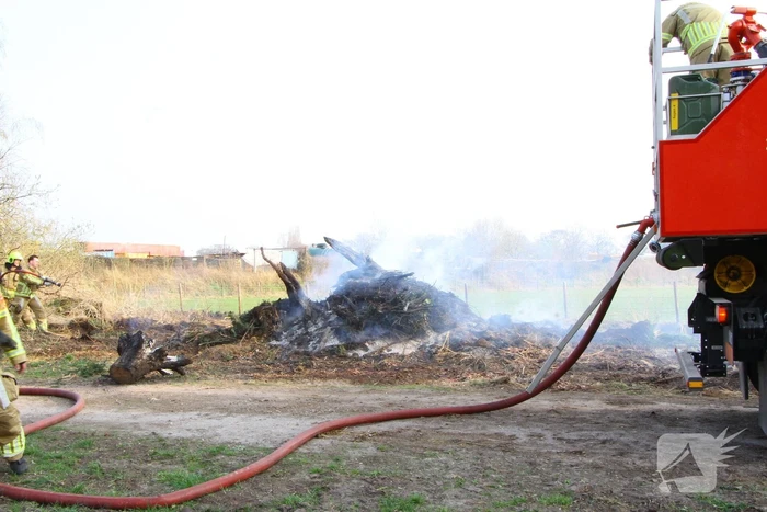 Berg snoeiafval vliegt in brand