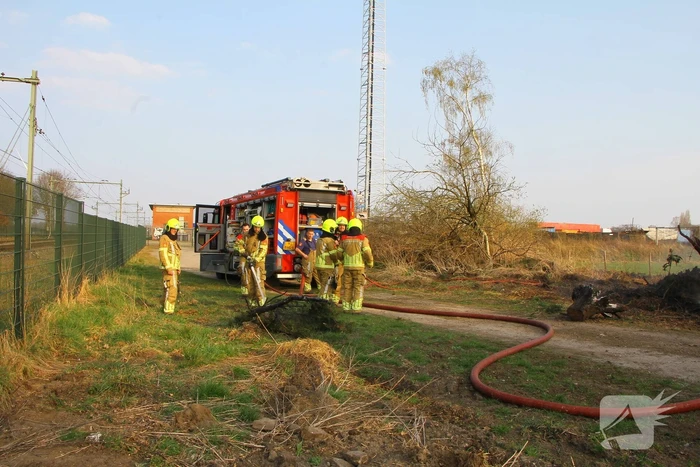 Berg snoeiafval vliegt in brand