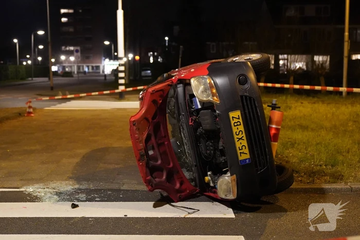 Auto slaat over de kop na botsing