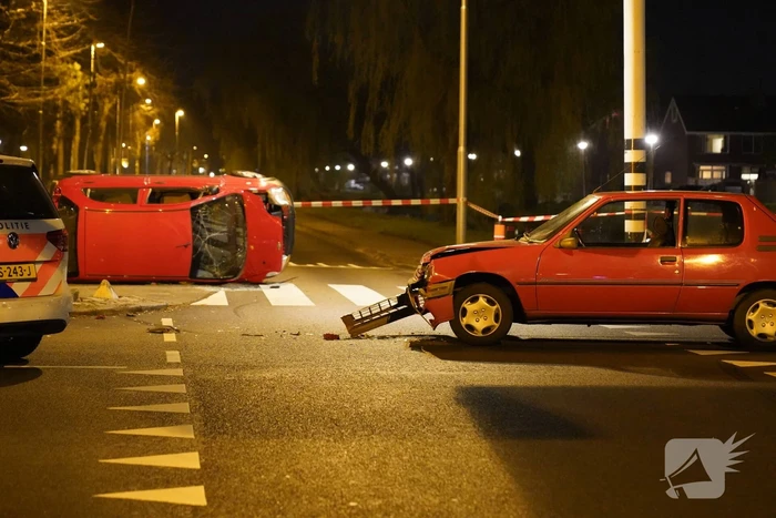 Auto slaat over de kop na botsing