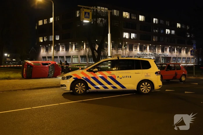 Auto slaat over de kop na botsing