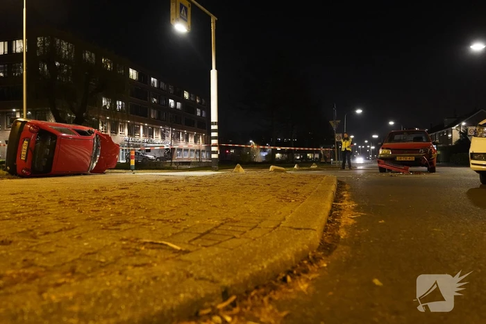 Auto slaat over de kop na botsing