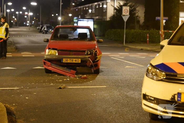 Auto slaat over de kop na botsing