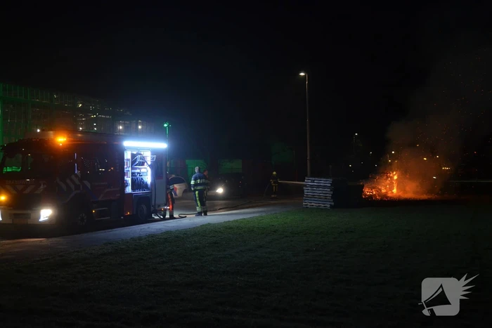 Stapel pallets gaat in vlammen op