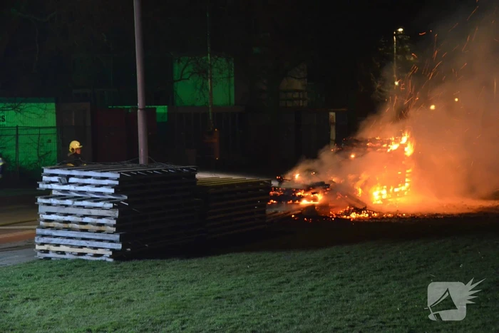Stapel pallets gaat in vlammen op