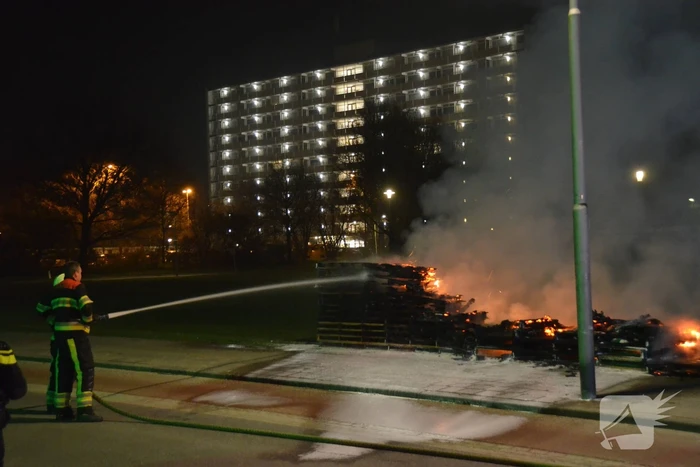 Stapel pallets gaat in vlammen op