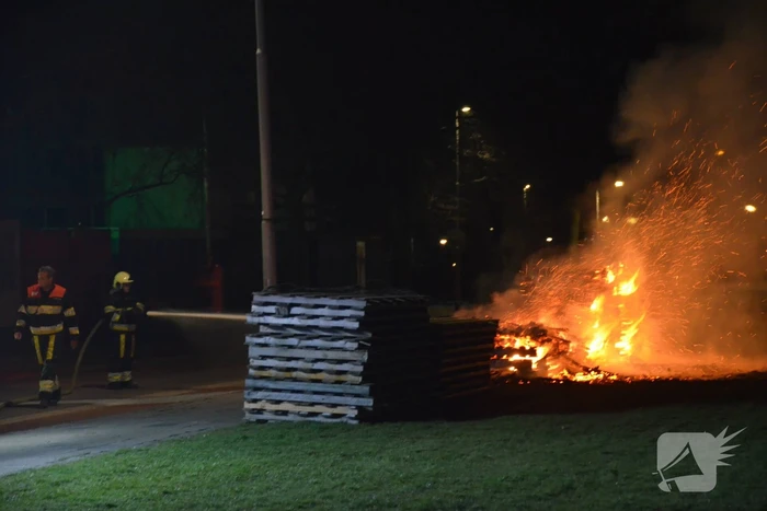 Stapel pallets gaat in vlammen op