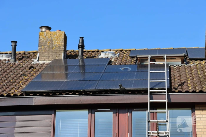 Brand op dak door zonnepanelen