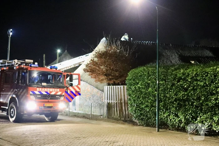 Schoorsteenbrand in woonboerderij met rieten dak