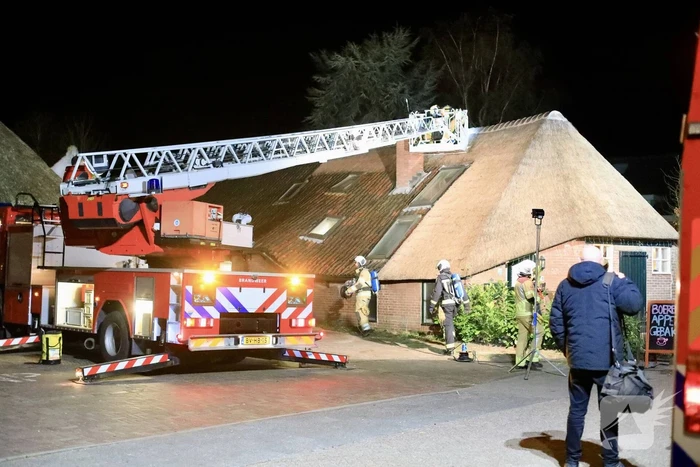 Schoorsteenbrand in woonboerderij met rieten dak