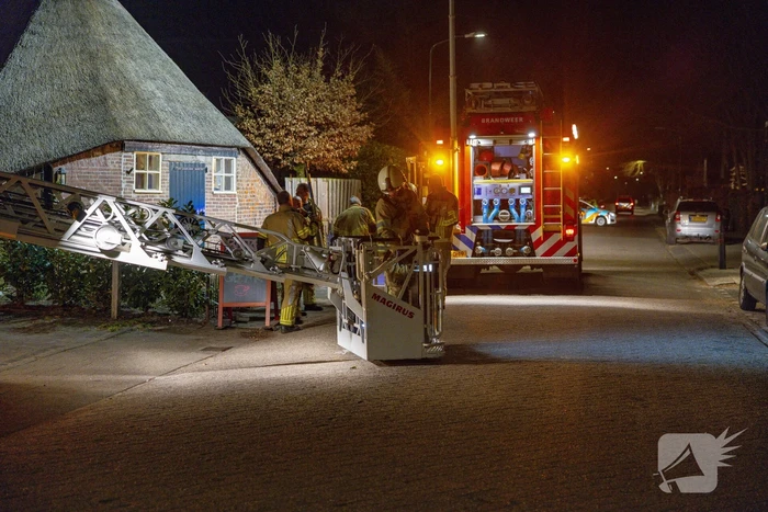 Schoorsteenbrand in woonboerderij met rieten dak
