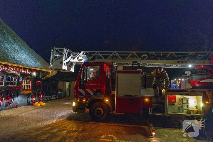 Schoorsteenbrand in woonboerderij met rieten dak
