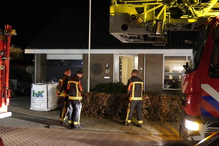 Brandweer haalt oven uit woning