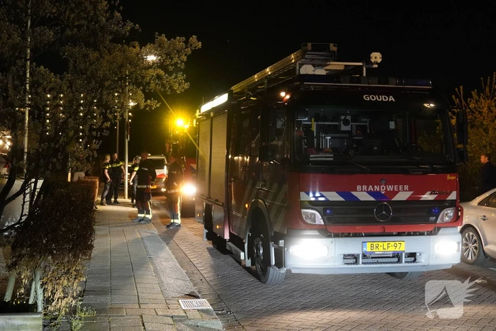Brandweer haalt oven uit woning