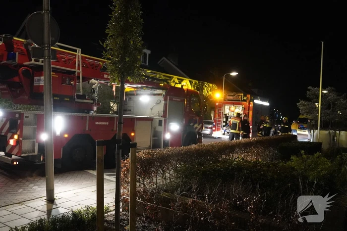 Brandweer haalt oven uit woning