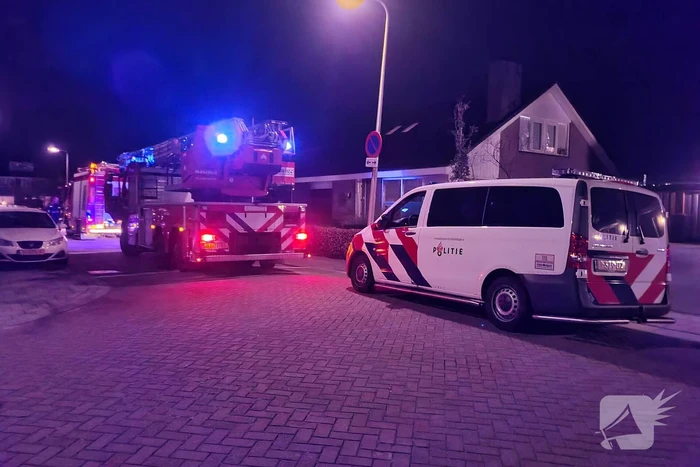 Brandweer haalt oven uit woning