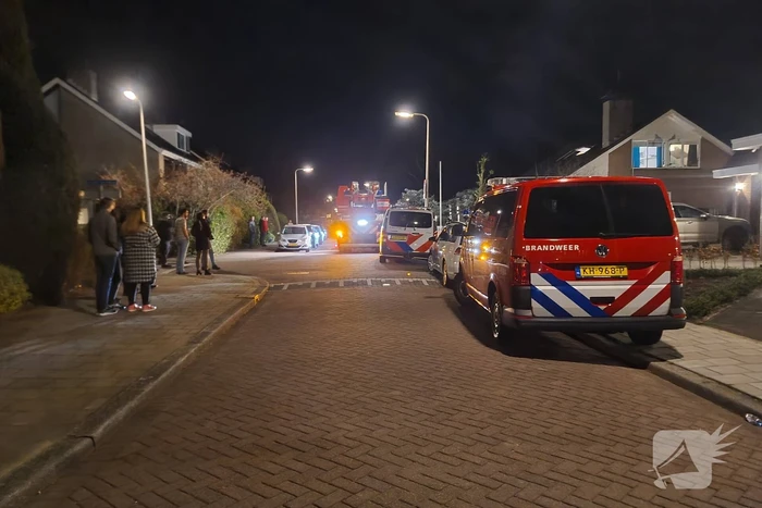 Brandweer haalt oven uit woning