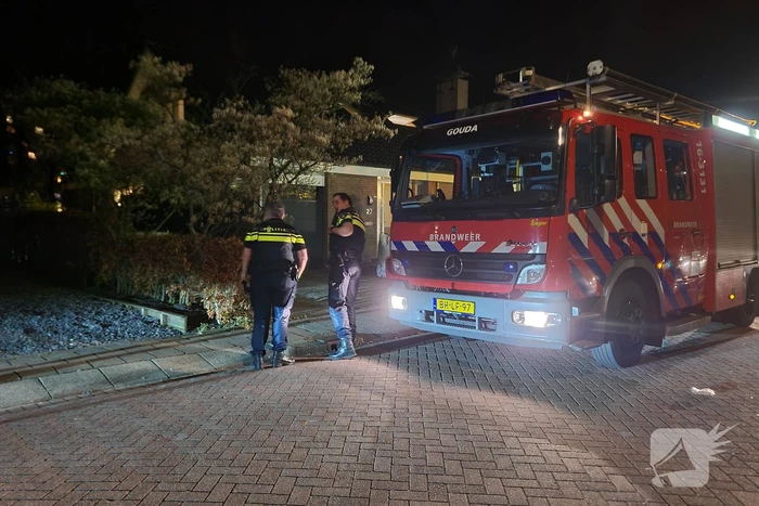Brandweer haalt oven uit woning