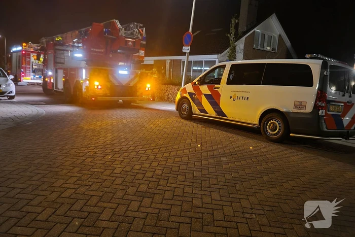 Brandweer haalt oven uit woning