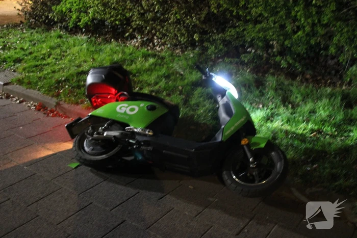 Twee personen gaan onderuit met Go Sharing-deelscooter
