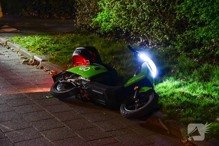 Twee personen gaan onderuit met Go Sharing-deelscooter