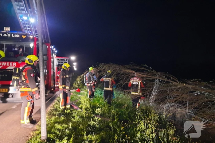 Brandweer blust brandende schuur