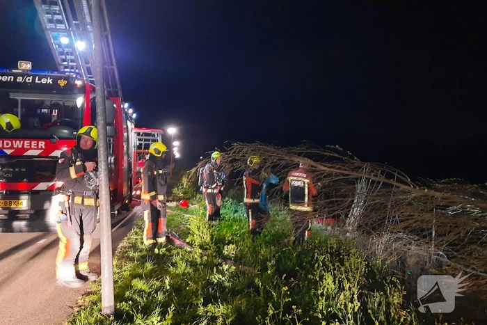 Brandweer blust brandende schuur