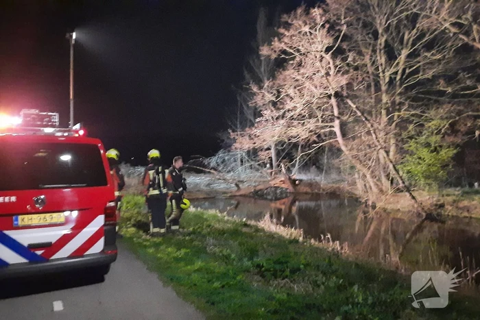 Brandweer blust brandende schuur