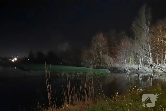 Brandweer blust brandende schuur