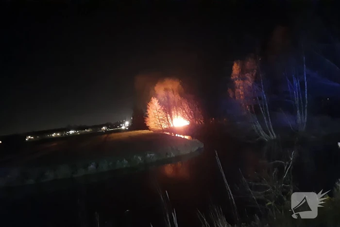 Brandweer blust brandende schuur