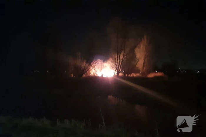 Brandweer blust brandende schuur