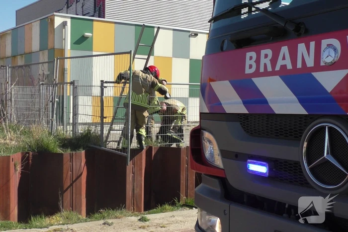 Brandweer blust brand in stukken pallets