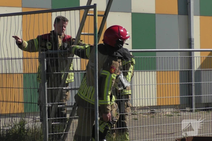 Brandweer blust brand in stukken pallets