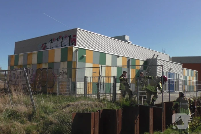 Brandweer blust brand in stukken pallets