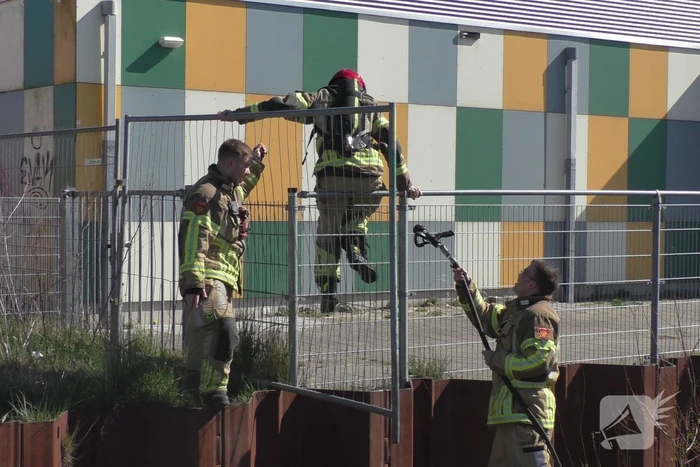 Brandweer blust brand in stukken pallets