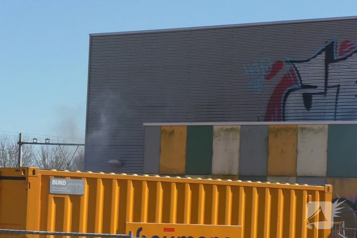 Brandweer blust brand in stukken pallets