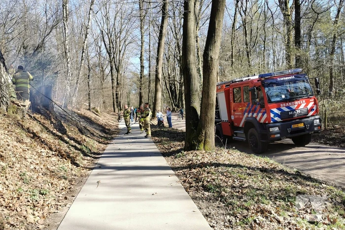 Brandweer blust brand in bosperceel