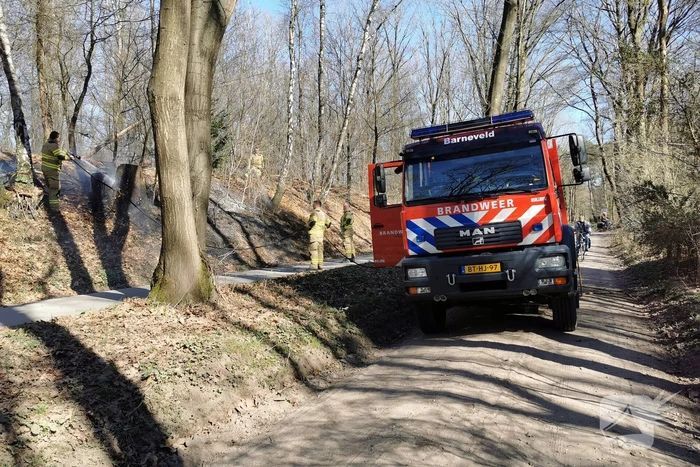 Brandweer blust brand in bosperceel