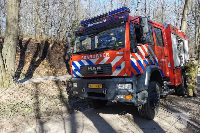 Brandweer blust brand in bosperceel