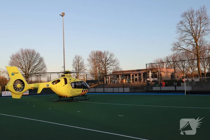 Auto belandt op zijn kant
