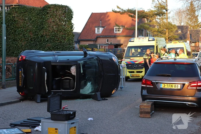 Auto belandt op zijn kant