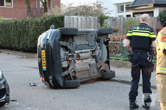 Auto belandt op zijn kant