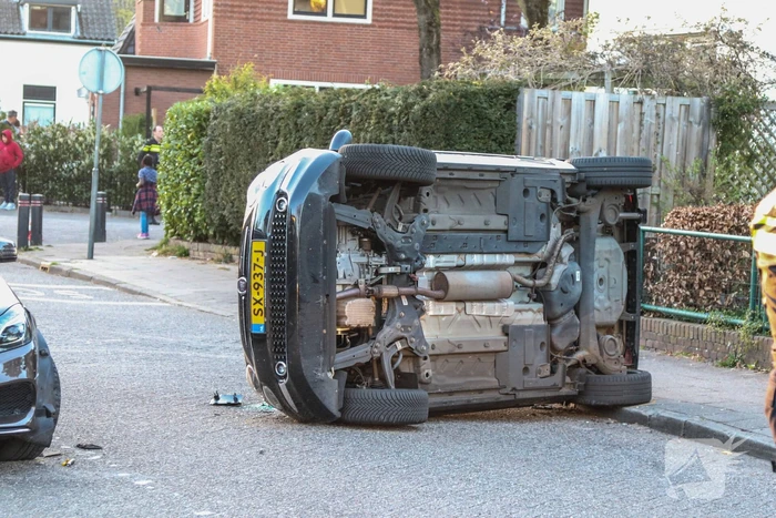Auto belandt op zijn kant