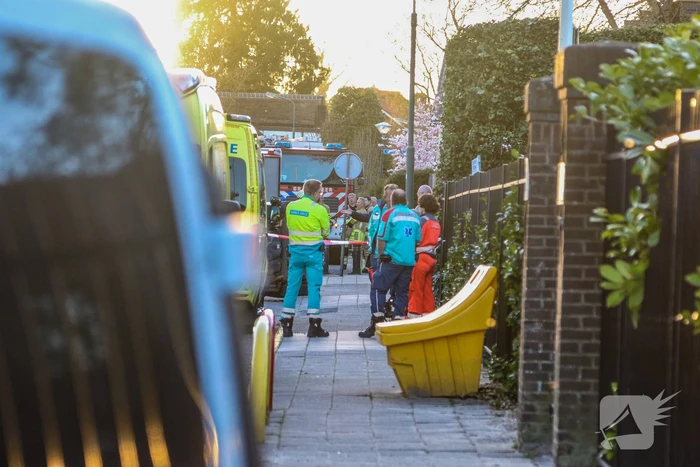 Auto belandt op zijn kant