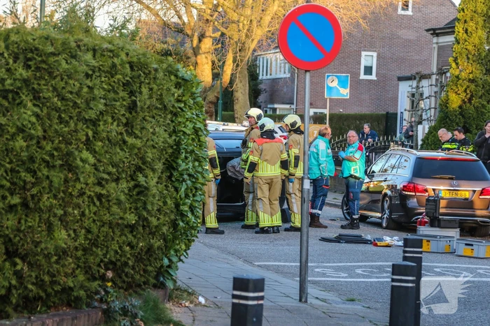 Auto belandt op zijn kant