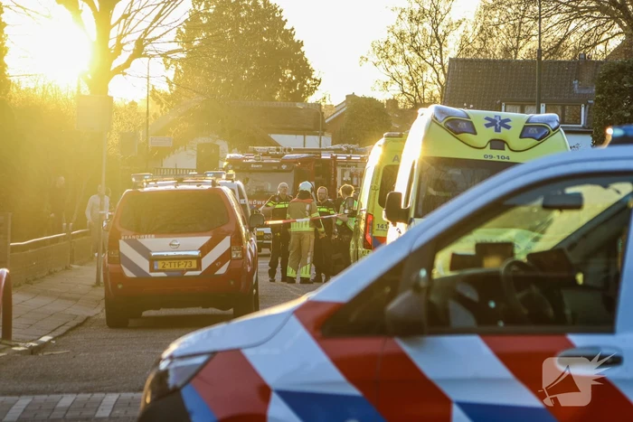 Auto belandt op zijn kant