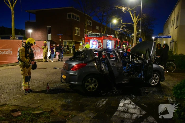 Auto brandt volledig uit