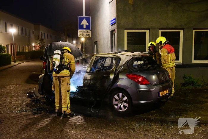 Auto brandt volledig uit