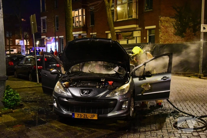 Auto brandt volledig uit